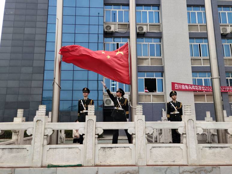 我校2020--2021学年度（上）期第十八周朝会仪式成功举行