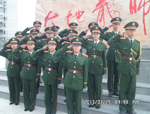 学生风采：团委国旗班战士的英姿