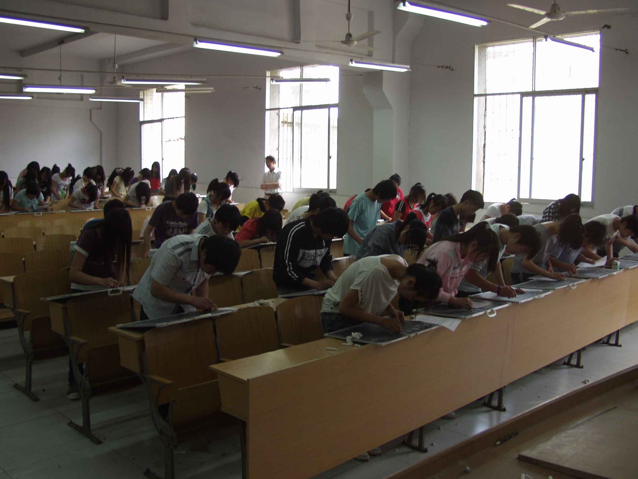 我校举行学生三笔字技能过关测试