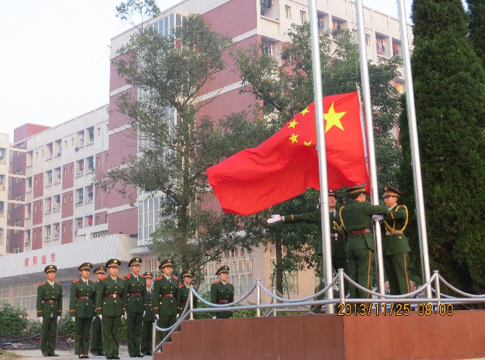 我校第十三周升旗仪式成功举行