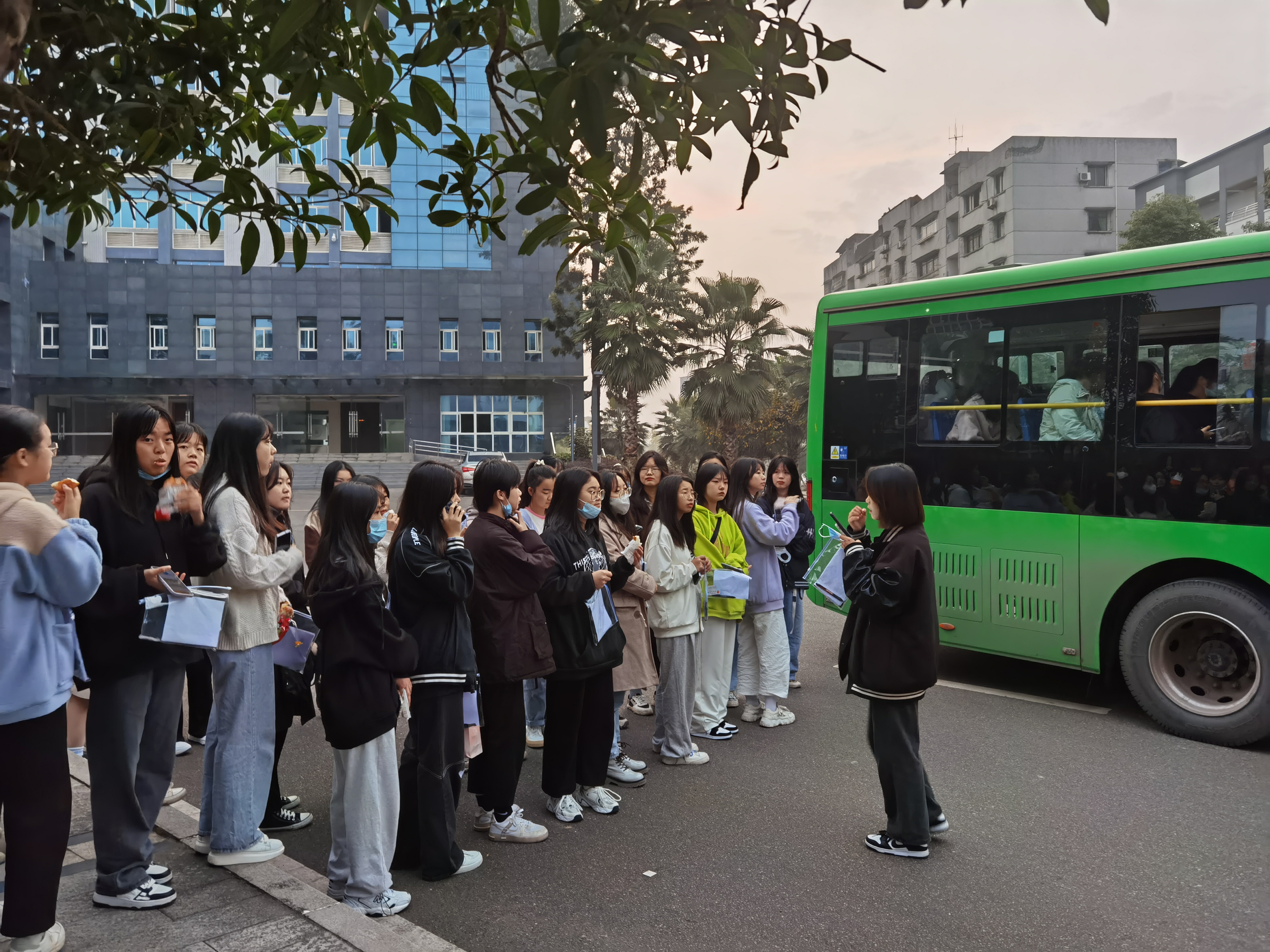 以生为本，暖心送考 ——我校教师资格证送考活动圆满完成
