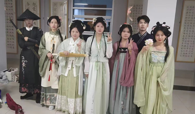 汉衿汉服社 | 云锦风起 华韵汉衿