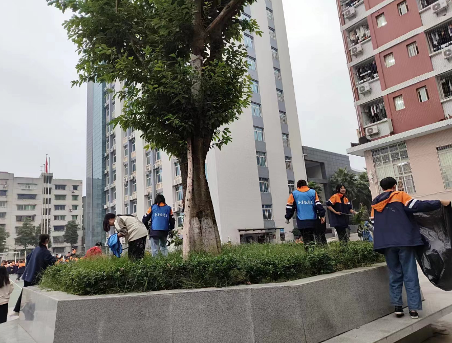 春芽行动   美化校园——我校春芽助学学生开展校园清洁活动