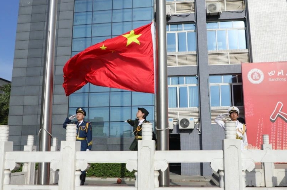 防灾铭于心 青年践于行——南充师范学校举行2025年春季学期第十三周朝会仪式